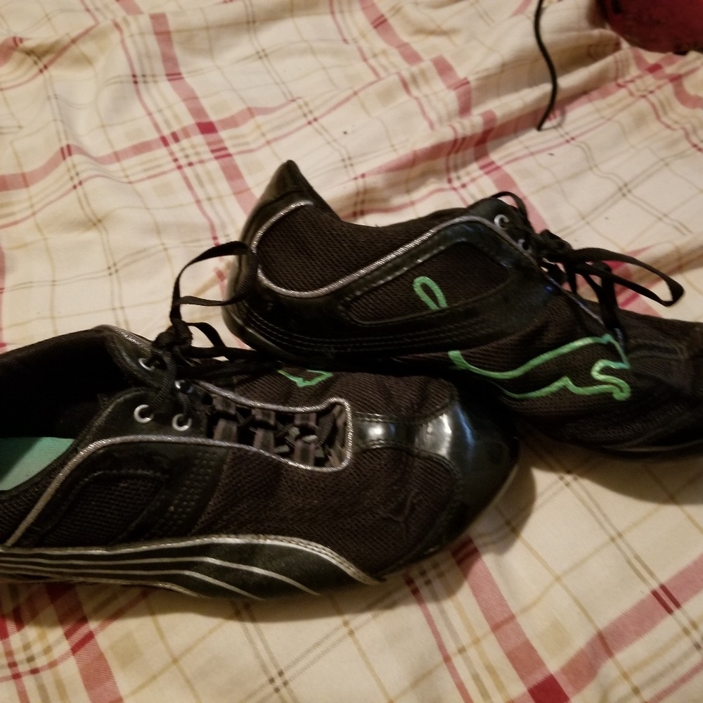 Black and green pumas